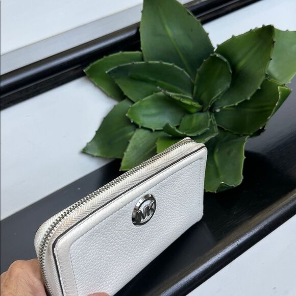 Michael Kors Pebbled Leather Wristlet Wallet Clutch, Zip Around, White - Picture 4 of 8